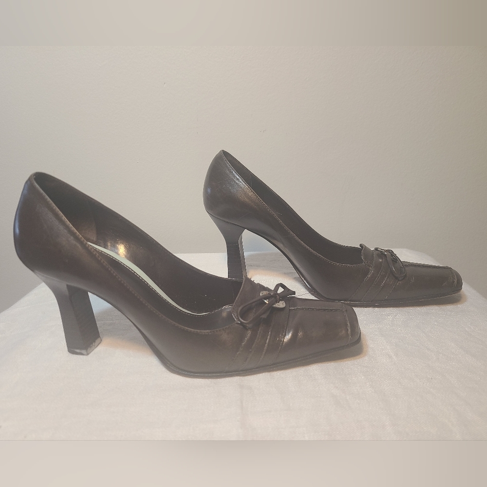 Classic Women's Brown Leather Mid-Heel Pumps with Bow Accent